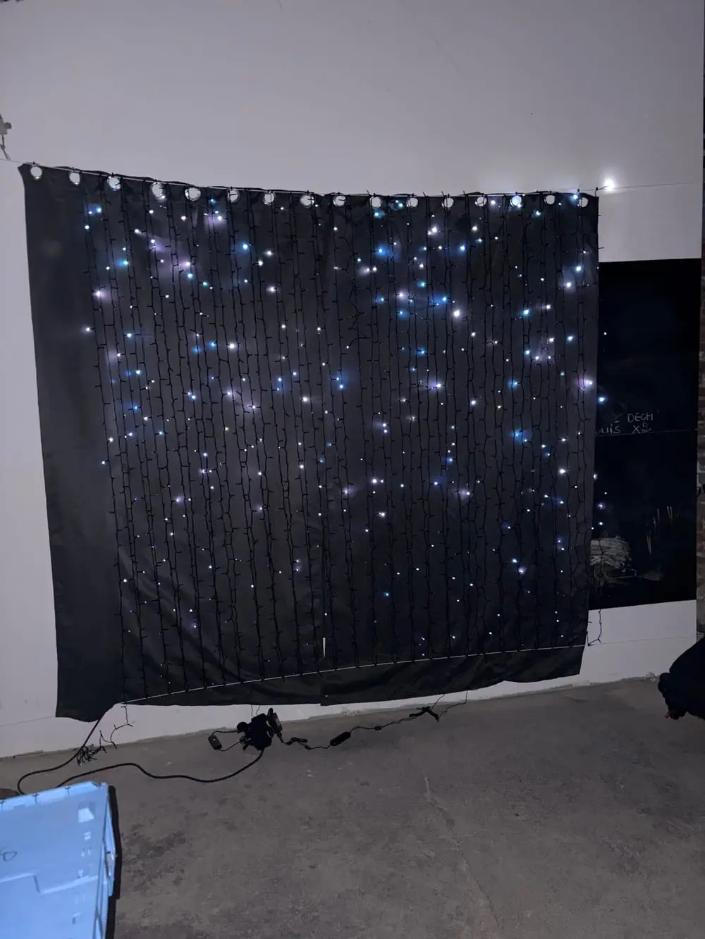Effet scintillement ciel étoilé bleuté avec rideau lumineux