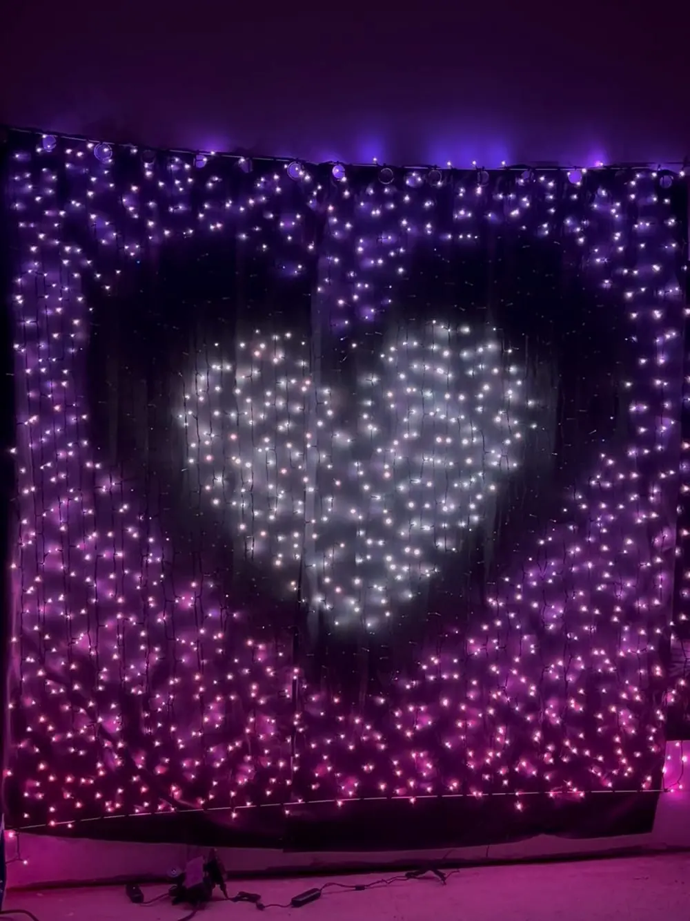 Rideau lumineux LED affichant un cœur blanc sur un dégradé rose et violet