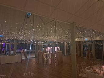 Ciel étoilé mariage guirlandes lumineuses décoration événement 38