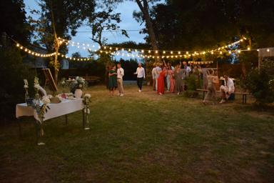 Terrasse illuminée par des guirlandes