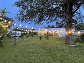 Piste de danse sous les guirlandes