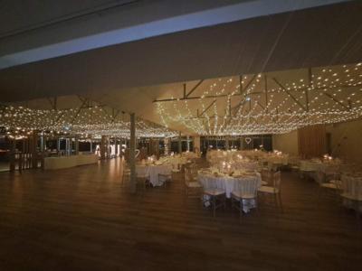 Ciel étoilé mariage guirlandes lumineuses décoration événement 37