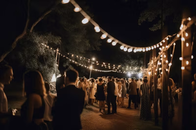 Installation guirlandes guinguettes dans un jardin de mariage : guide complet