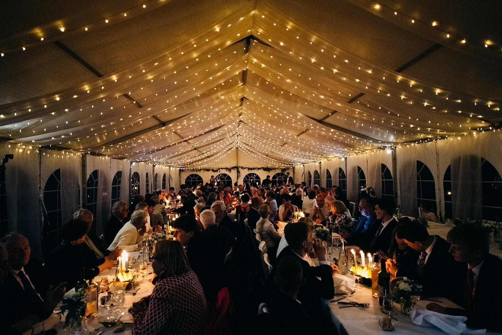 Salle de mariage éclairée avec ciel étoilé