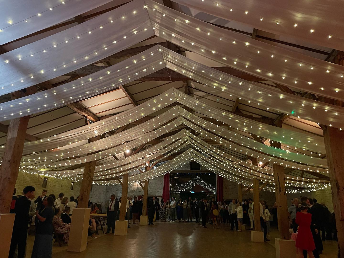 Ciel étoilé mariage guirlandes lumineuses décoration événement 19