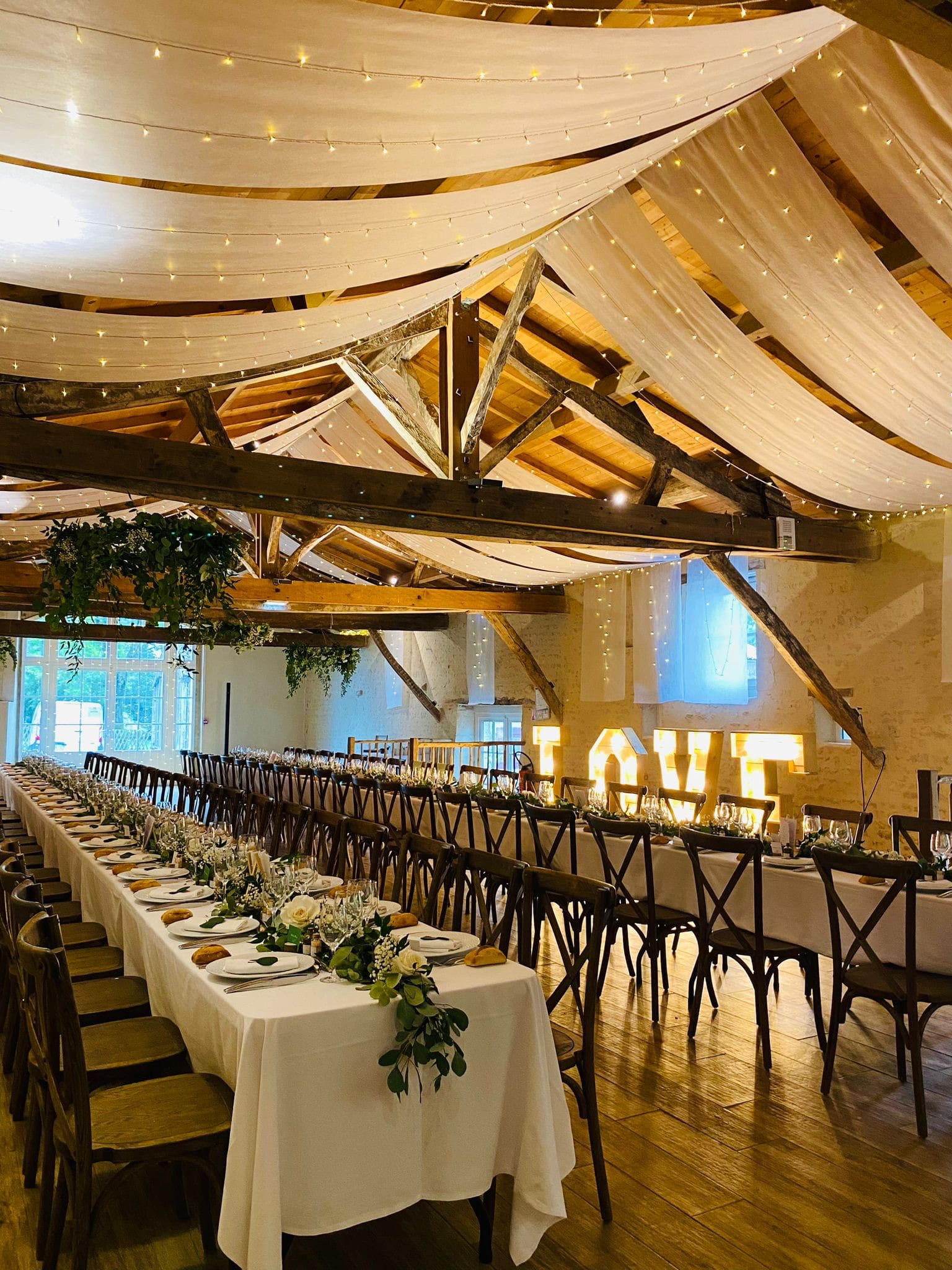 Salle de réception avec un ciel étoilé complet