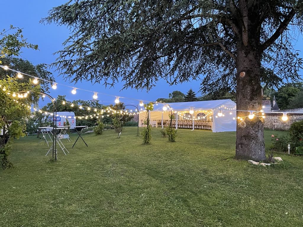 Piste de danse sous les guirlandes